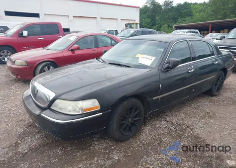 2003 Lincoln Town Car Signature z USA, uszkodzony, nr VIN 1LNHM82W03Y627175